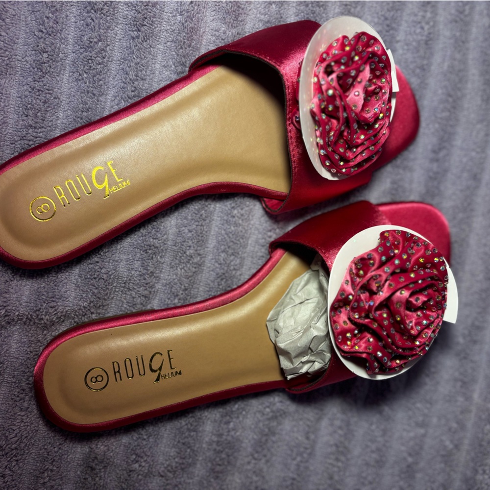 BRAND NEW! Rouge Helium Fuscia Satin Slide Sandals, Perfect for summer! Size 8🩷